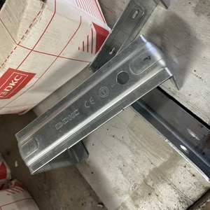 СКОБА CS ПОДВЕСА ЛОТКА ОСНОВАНИЕ 100