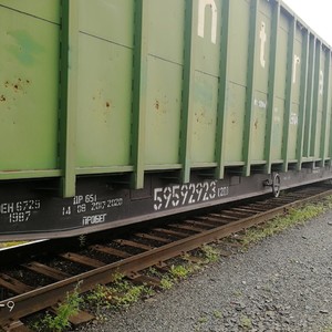Вагон щепповоз. Тип 5917. Модель 23-4000-02. 4-х осная платформа переоборудованная под перевозку щепы.